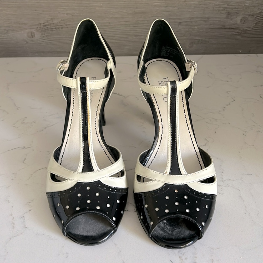 Pretty 1940s-inspired Mary Janes